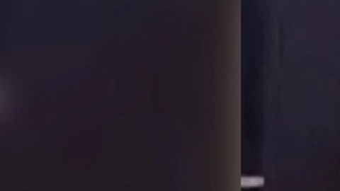 La policía describió al sospechoso como un hombre negro, calvo, que vestía una sudadera con capucha roja, jeans azules y zapatillas blancas.