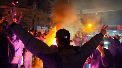 "Sigan protestando, la ayuda está en camino": Trump insta a los manifestantes en Irán a "tomar el control de las instituciones"