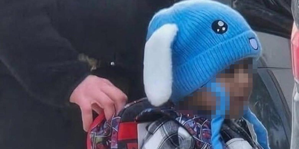 Fotografía cedida por Columbia Heights Public Schools, que muestra al niño Liam Conejo Ramos siendo detenido por agentes de Inmigración y Control de Aduanas (ICE) en Mineápolis (EE.UU.).