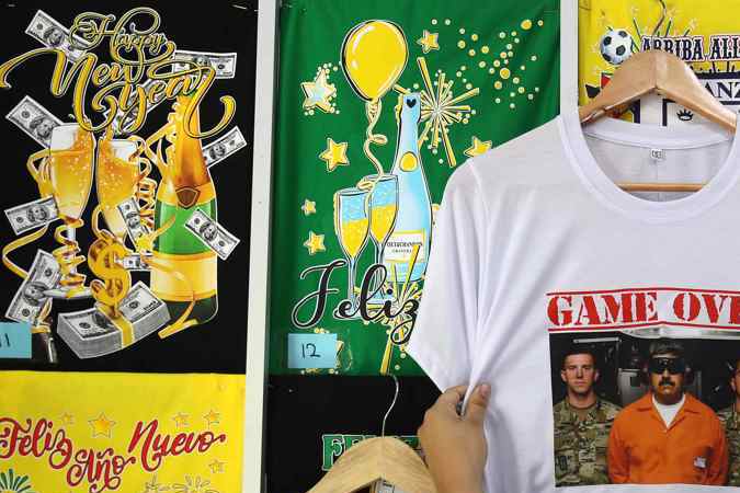 Las camisetas de la captura de Maduro se convierten en moda entre los venezolanos en Perú