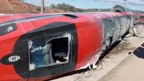Parte trasera del tren Iryo que descarriló y recibió el impacto de un Alvia en sentido contrario a más de 200 km/h.