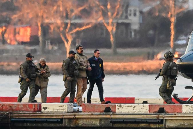 Nicolás Maduro y su esposa Cilia Flores cuando eran trasladados a la corte de Nueva York.