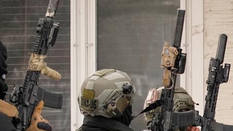 11 de enero de 2026: agentes del ICE en Minneapolis derriban una puerta con un ariete para ingresar a la vivienda donde realizarán arrestos.