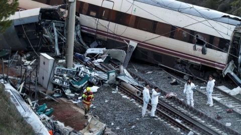 Mueren al menos 39 personas al chocar dos trenes de alta velocidad en el sur de España
