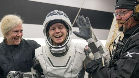 4 astronautas amerizan en la Tierra tras ser evacuados de la Estación Espacial Internacional debido a un "grave" problema médico
