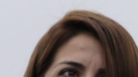 Richard Carapaz posa junto a su esposa (c), su padre (i) y su madre Ana Luisa Montenegro (d).