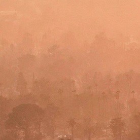 El humo sobre un barrio devastado por el incendio de Eaton, el jueves 9 de enero de 2025, en Altadena, California.