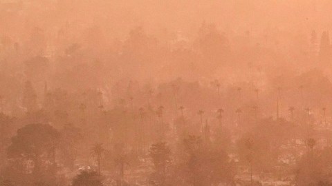 El humo sobre un barrio devastado por el incendio de Eaton, el jueves 9 de enero de 2025, en Altadena, California.