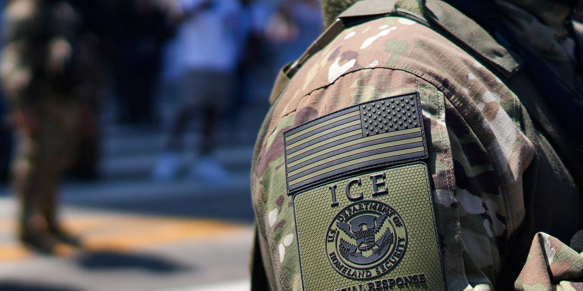 ICE realiza operaciones contra cualquier inmigrante indocumentado.