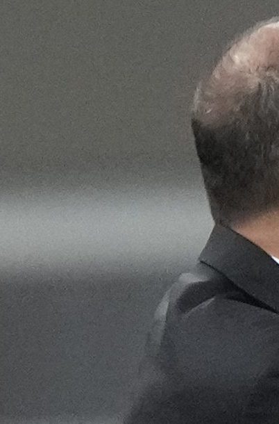 AC Milan's head coach Massimiliano Allegri talks to AC Milan's Santiago Gimenez during a Serie A soccer match between AC Milan and Bologna at San Siro stadium in Milan, Italy, Sunday, Sept. 14, 2025. (AP Photo/Luca Bruno)