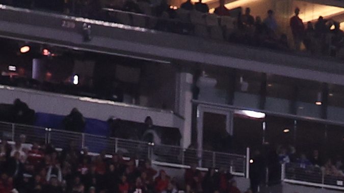 El receptor Jaxon Smith-Njigba no puede quedarse con el pase por la buena intervención del safety Ji'Ayir Brown (izq.), pero los Seahawks de todos modos dominaron a los 49ers para obtener el título de la División Oeste de la NFC.