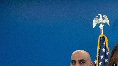 La secretaria Kristi Noem ofreció una conferencia de prensa en Nueva York.