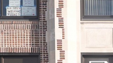 Estudiantes salen de la secundaria Roosevelt durante una protesta contra ICE, el lunes 12 de enero de 2026, en Minneapolis.