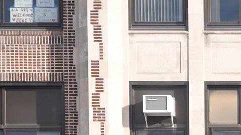 Estudiantes salen de la secundaria Roosevelt durante una protesta contra ICE, el lunes 12 de enero de 2026, en Minneapolis.