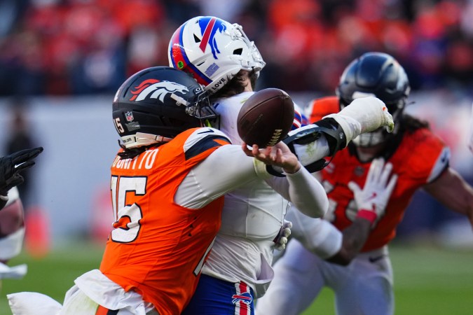 El linebacker de los Broncos, Nik Bonitto, golpea al quarterback Josh Allen, de los Bills, durante el juego de playoffs divisionales ganado por Denver para avanzar a la final de la AFC.