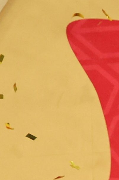 El capitán de Senegal Sadio Mane sostiene el trofeo continental junto a sus compañeros.