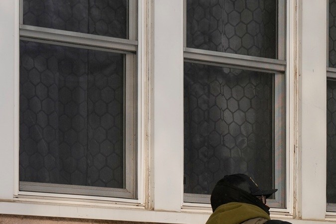 Agentes de ICE realizan operativos contra inmigrantes en viviendas.