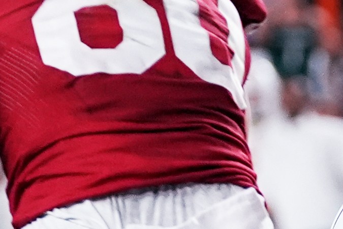 Momento en que Fernando Mendoza, quarterback de Indiana, anota en una valiente carrera durante el cuarto periodo. Los Hoosiers se despegaron en el marcador en camino al triunfo sobre Miami.