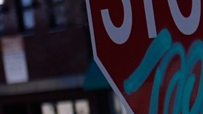 Agentes federales de inmigración lanzan gas pimienta contra manifestantes tras la muerte de Alex Pretti.