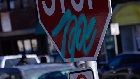 Agentes federales de inmigración lanzan gas pimienta contra manifestantes tras la muerte de Alex Pretti.