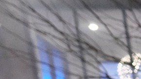 Agentes federales intentan dispersar a manifestantes cerca de un hotel, utilizando gas lacrimógeno durante una protesta en respuesta a las operaciones federales de inmigración en Minneapolis.