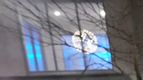 Agentes federales intentan dispersar a manifestantes cerca de un hotel, utilizando gas lacrimógeno durante una protesta en respuesta a las operaciones federales de inmigración en Minneapolis.