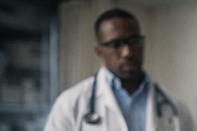 Mujer con expresión de cansancio durante una consulta médica en Estados Unidos