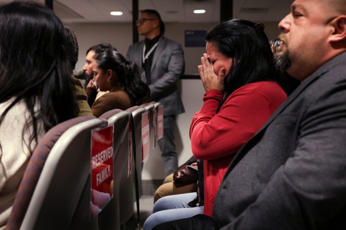 Caso Uvalde: Exoficial vinculado a la masacre en escuela es absuelto de todos los cargos