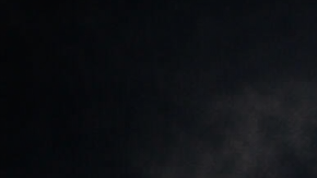 Eclipse solar total con la Luna cubriendo completamente el Sol y la corona solar visible en el cielo oscuro