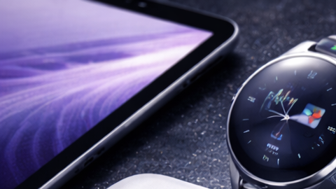 Samsung Galaxy S26 Ultra en primer plano junto a sus accesorios: Galaxy Watch, Galaxy Buds, S Pen y tablet, sobre fondo oscuro y moderno.