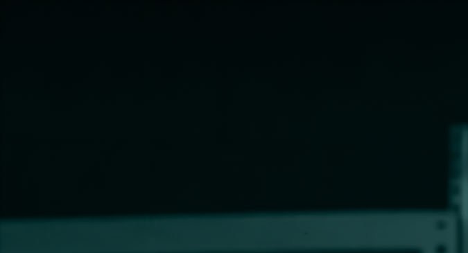 Mabel sostiene un castor robótico en el laboratorio en Hoppers de Pixar