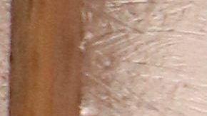 Trabajadores de construcción reparan una casa en Altadena.