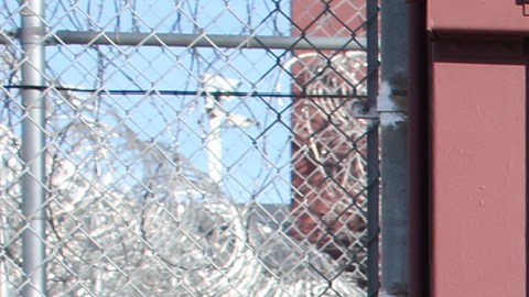 Los senadores Adam Schiff y Alex Padilla vistan el California City Detention Center.