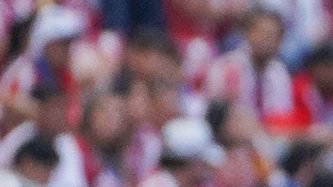 Grabriel Milito da instrucciones a sus jugadores durante el partido contra los Tuzos.