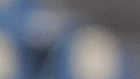 Nicolás Larcamón da instrucciones a sus jugadores durante un partido.