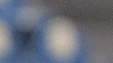 Nicolás Larcamón da instrucciones a sus jugadores durante un partido.