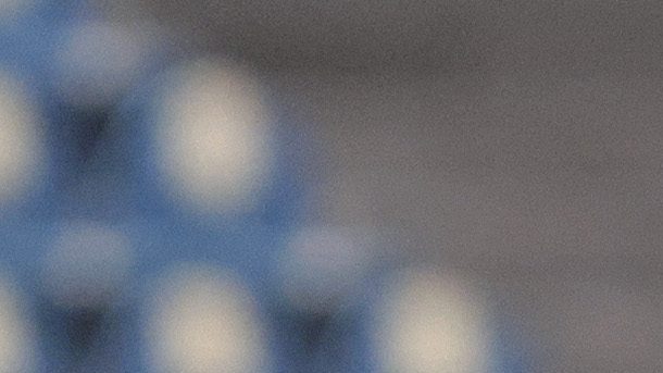 Nicolás Larcamón da instrucciones a sus jugadores durante un partido.