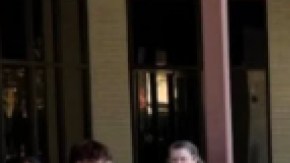 Residentes de la ciudad de Industry esperan el inicio de la junta del concilio.