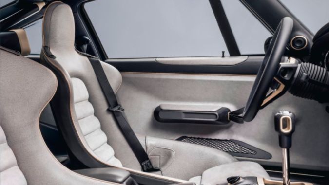 Interior del Singer Sorcerer y Porsche 911