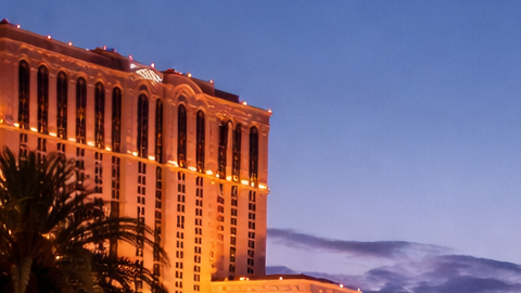 Las Vegas Strip al atardecer con hoteles iluminados y tráfico en la avenida principal