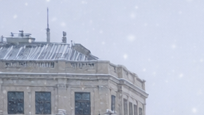 El Capitolio de Washington bajo una intensa nevada, con tráfico lento y calles cubiertas de nieve.