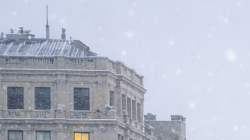 El Capitolio de Washington bajo una intensa nevada, con tráfico lento y calles cubiertas de nieve.