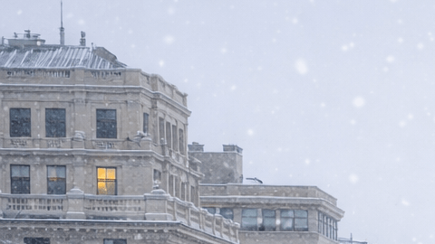 El Capitolio de Washington bajo una intensa nevada, con tráfico lento y calles cubiertas de nieve.