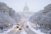 El Capitolio de Washington bajo una intensa nevada, con tráfico lento y calles cubiertas de nieve.