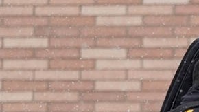 Agentes de las fuerzas del orden detienen a una persona en St. Paul, Minnesota