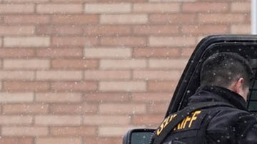 Agentes de las fuerzas del orden detienen a una persona en St. Paul, Minnesota