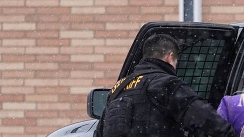 Agentes de las fuerzas del orden detienen a una persona en St. Paul, Minnesota