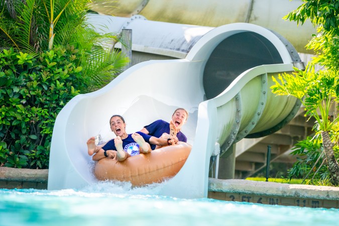Tobaganes y juegos en Disney’s Typhoon Lagoon. Las jugadoras del Orlando Pride se unieron para disfrutar de la emocionante montaña rusa acuática Crush ‘n’ Gusher en Disney’s Typhoon Lagoon.