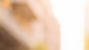 Pareja hispana pagando una compra con tarjeta y celular en una tienda de Estados Unidos usando pagos en cuotas.