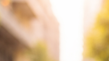 Pareja hispana pagando una compra con tarjeta y celular en una tienda de Estados Unidos usando pagos en cuotas.